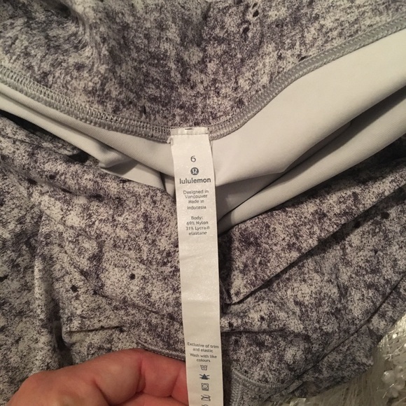 Lululemon Wunder Under crops size 6 NWOT - Picture 2 of 5